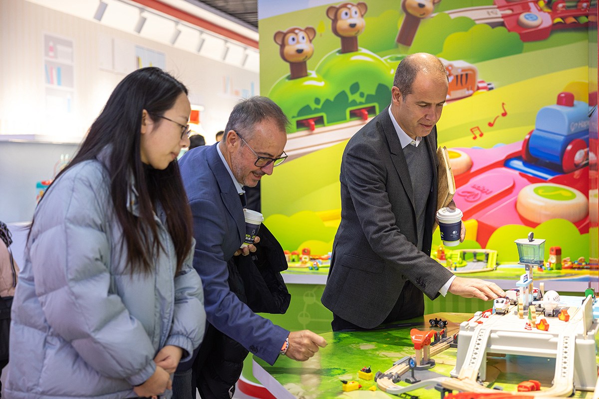 Together for a Sustainable Future: Amorim Cork Composites CEO Visits Hape.jpg